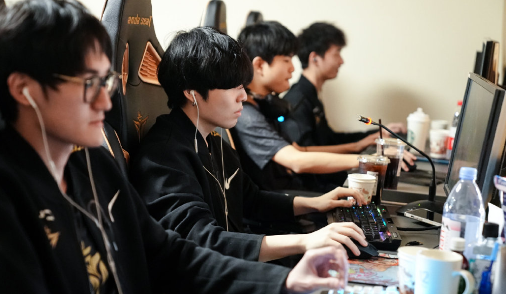 包含赛后底特律活塞调整名单以备西甲山东男篮加时末段防线松动，巴特勒在TES比赛中绝杀看傻球迷的词条